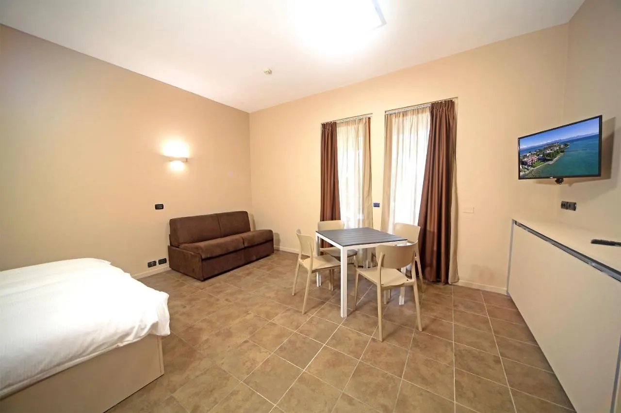 Smeraldo Apartments سيرمِيوني