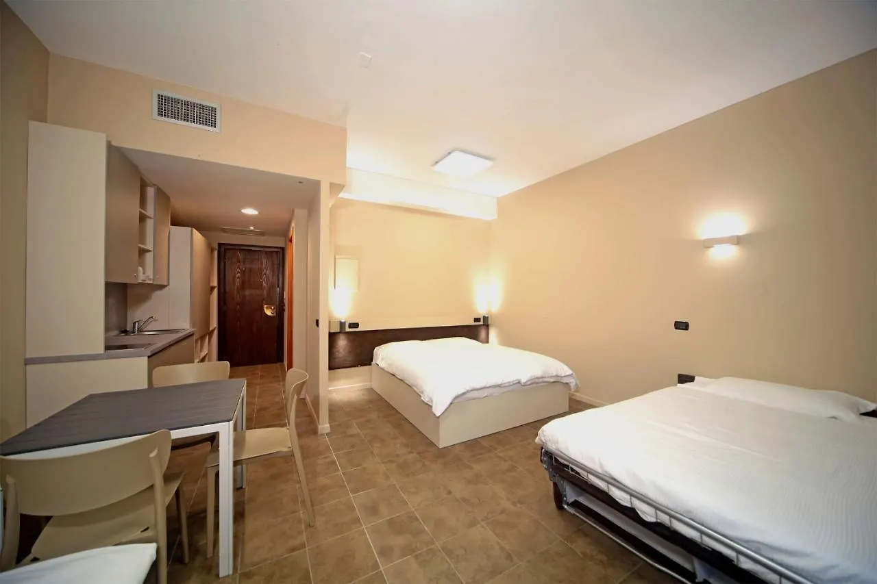 Smeraldo Apartments سيرمِيوني