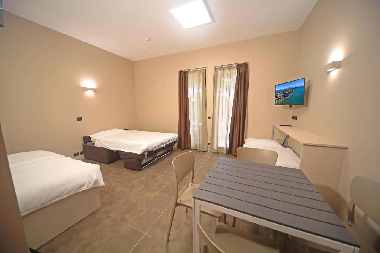 Smeraldo Apartments سيرمِيوني